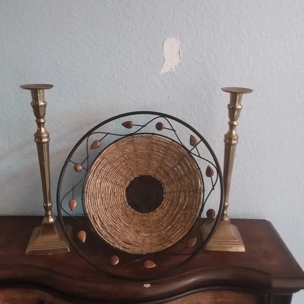 Brass candles holder and woven basket - Picture 5 of 10